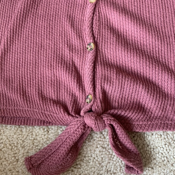 Mauve pink v-neck tank top with buttons and tie - knitted or ribbed texture - Picture 3 of 5